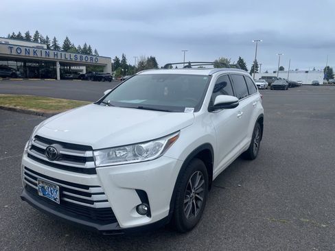 Used 2017 Toyota Highlander XLE AWD/4WD image 1