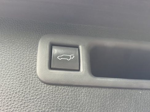 Used 2022 Toyota Highlander XLE FWD image 32