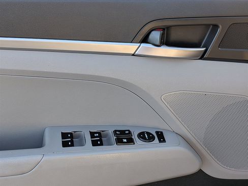 Used 2020 Hyundai Elantra SE image 13