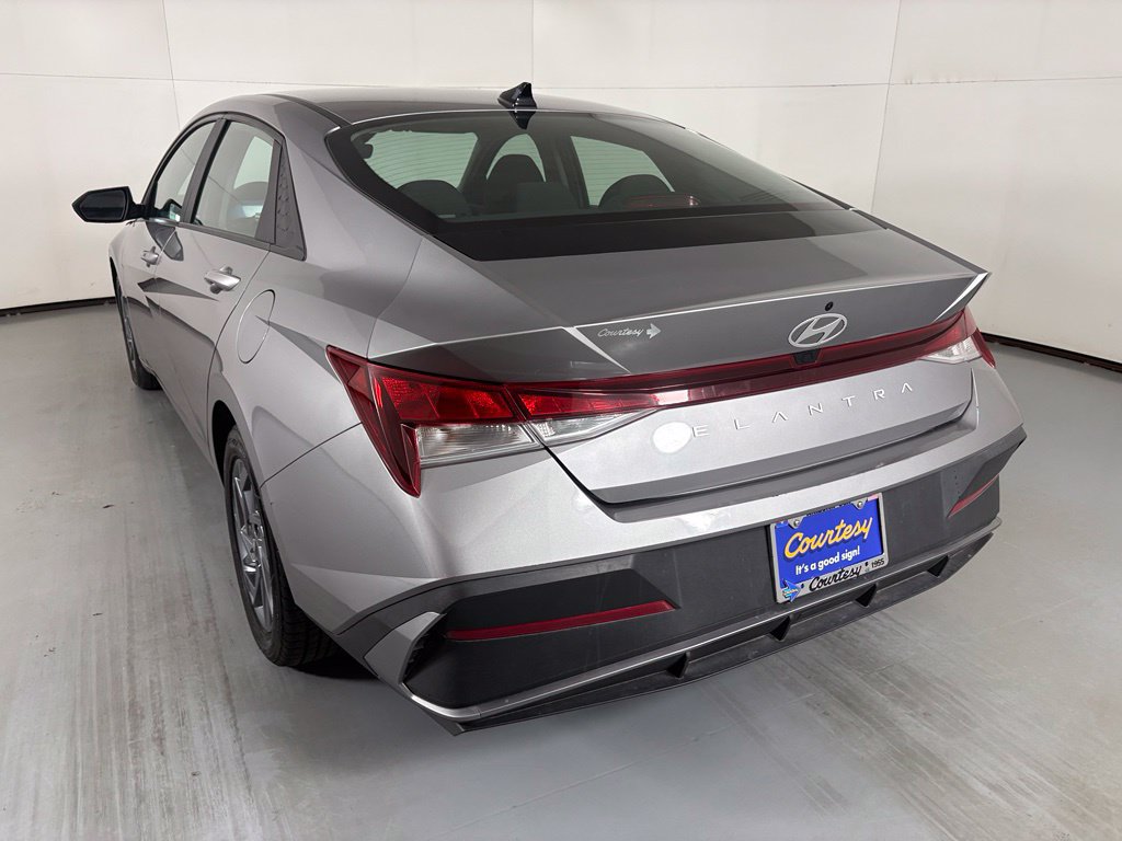 Used 2024 Hyundai Elantra SEL FWD image 7