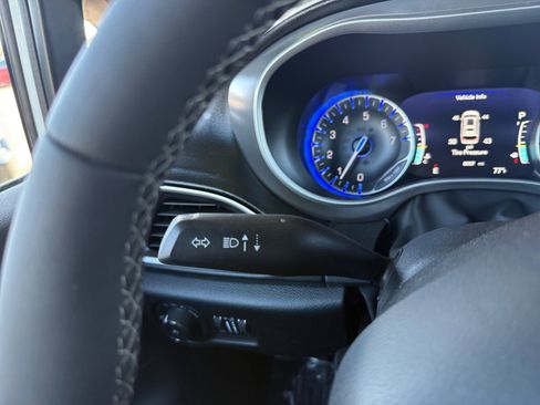 Used 2026 Chrysler Pacifica Select image 17