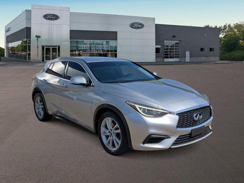 Used 2018 INFINITI QX30 image 2