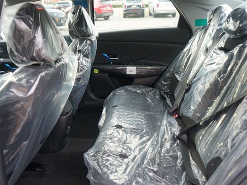 New 2025 Hyundai Elantra SEL image 14