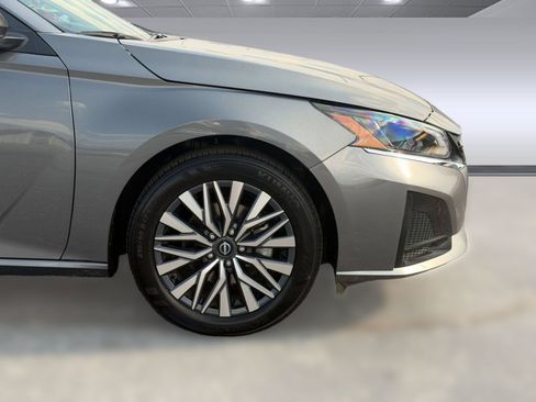 Used 2025 Nissan Altima 2.5 SV FWD image 15