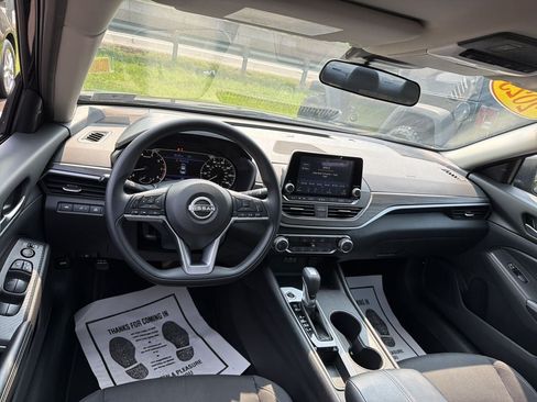 Used 2025 Nissan Altima 2.5 SV FWD image 15