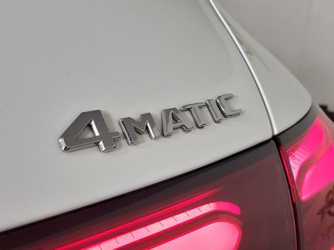 Used 2025 Mercedes-Benz GLC 300 4MATIC image 24