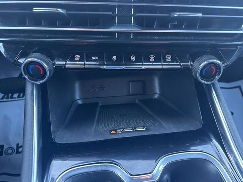 Used 2025 Chevrolet Traverse LT image 34