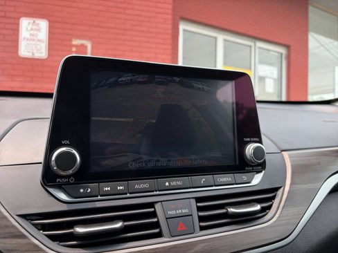 Used 2025 Nissan Altima 2.5 SV FWD image 23