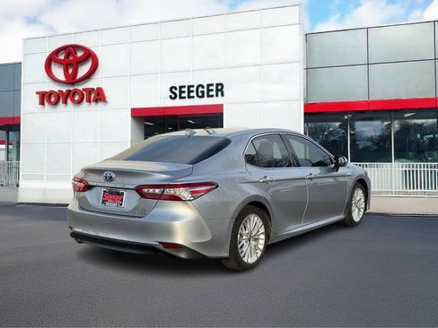 Used 2019 Toyota Camry XLE image 3