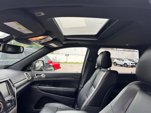 Used 2017 Jeep Grand Cherokee Limited image 24