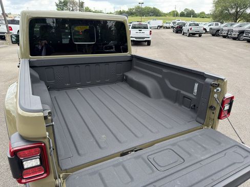 Used 2025 Jeep Gladiator Mojave AWD/4WD image 18