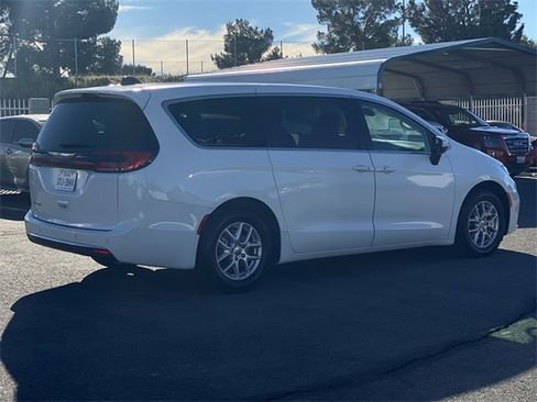 Used 2023 Chrysler Pacifica Touring-L image 5