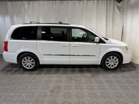 Used 2015 Chrysler Town & Country Touring FWD image 9