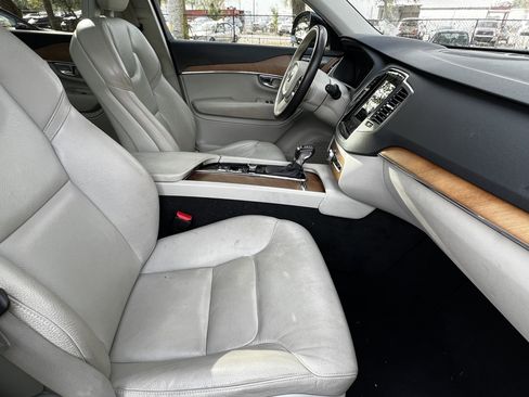 Used 2021 Volvo XC90 T6 Momentum image 46