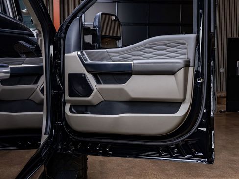 Used 2025 Ford F250 Platinum w/ Platinum Plus Package image 36