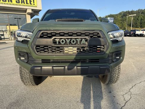 Used 2021 Toyota Tacoma TRD Off-Road w/ TRD Premium Off Road Package AWD/4WD image 2