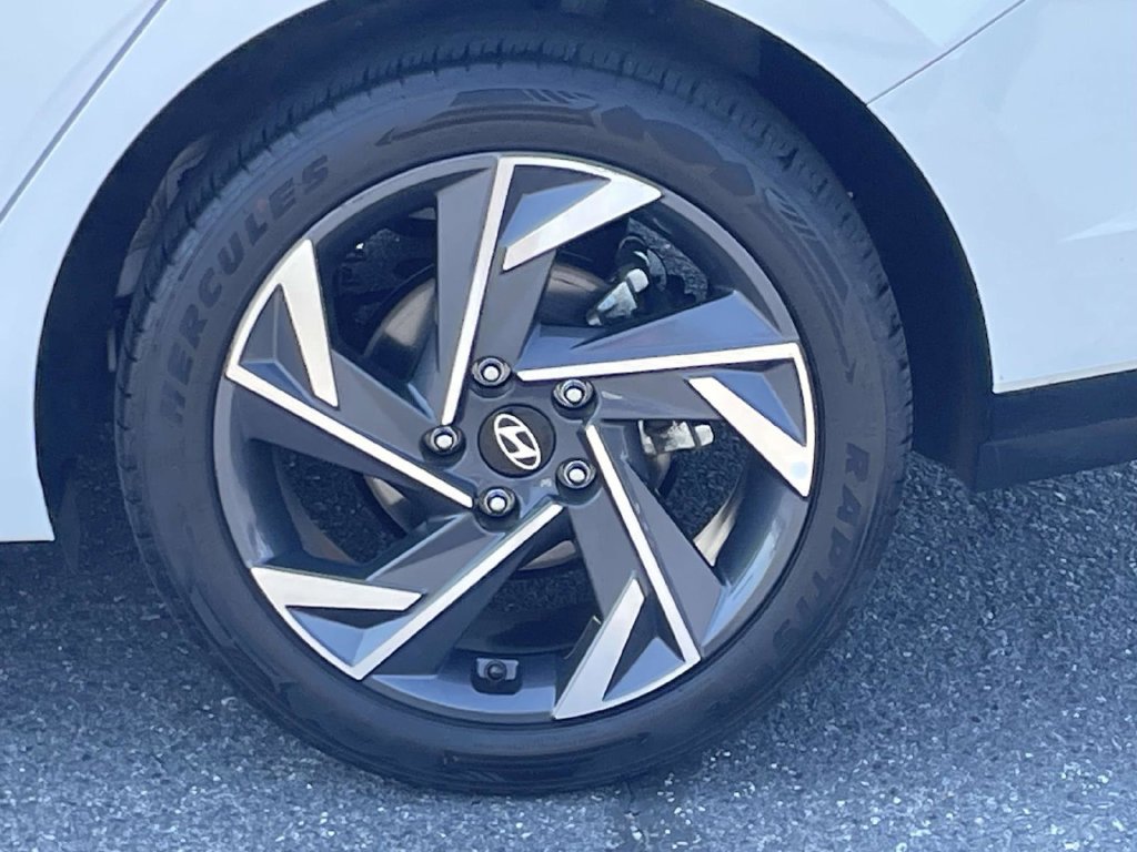Used 2025 Hyundai Elantra SEL FWD image 12