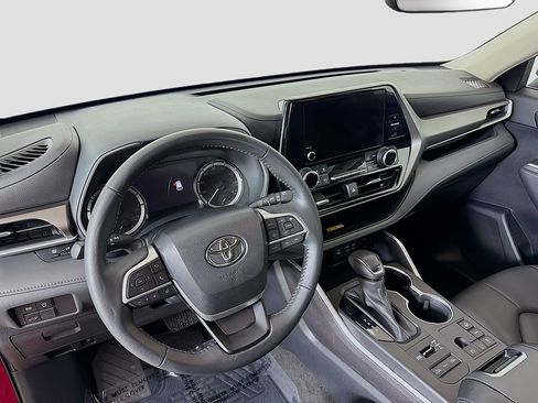 Used 2023 Toyota Highlander XLE AWD/4WD image 22