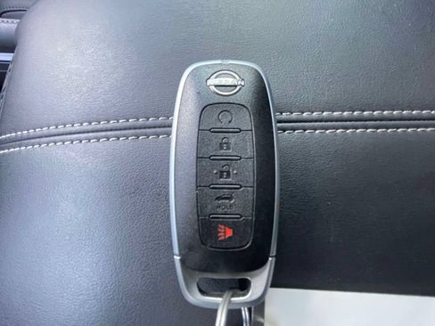 Used 2025 Nissan Pathfinder SL FWD image 32