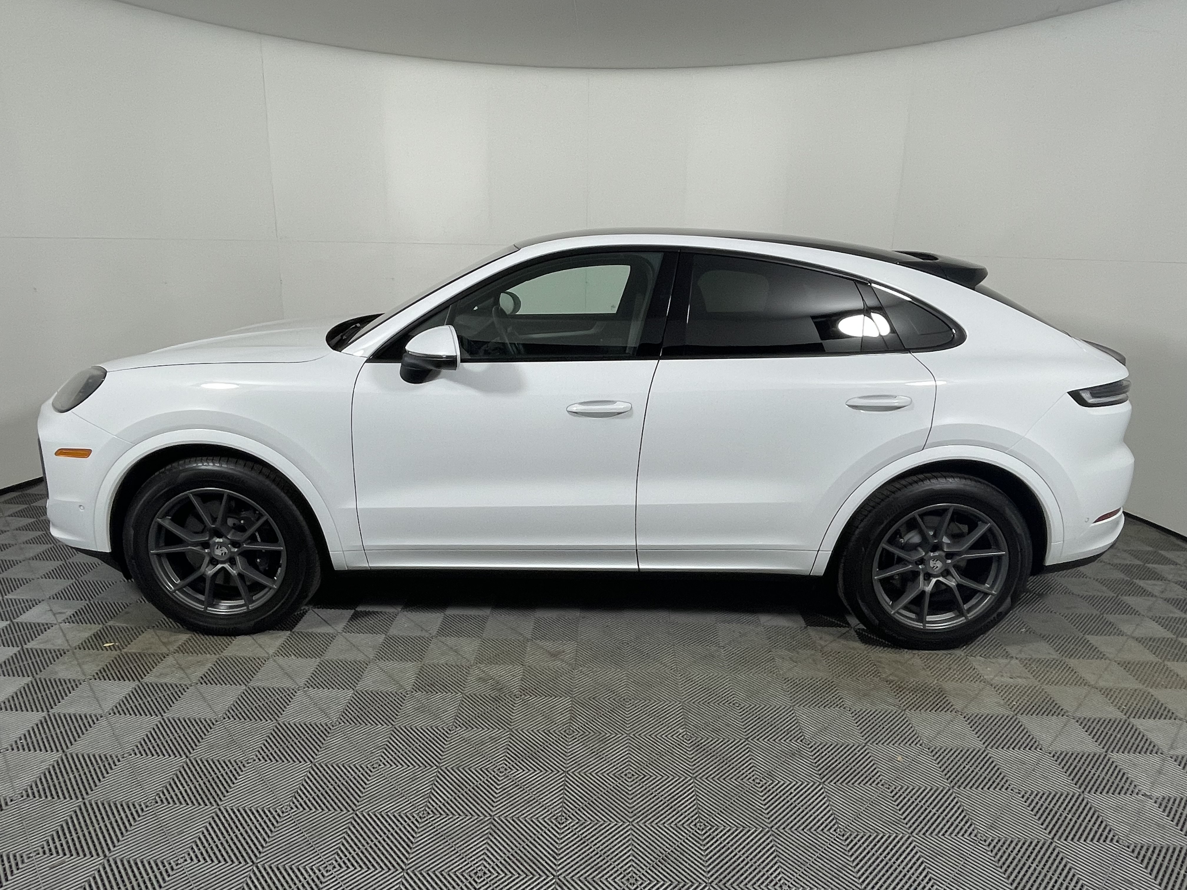 Used 2025 Porsche Cayenne Coupe AWD/4WD image 2