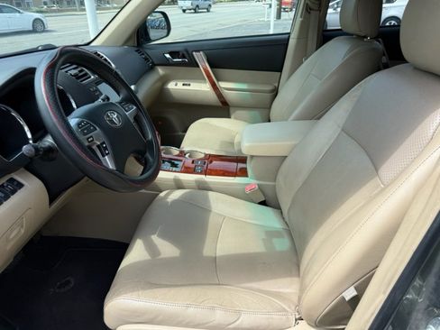 Used 2012 Toyota Highlander Limited w/ Tow Pkg AWD/4WD image 10