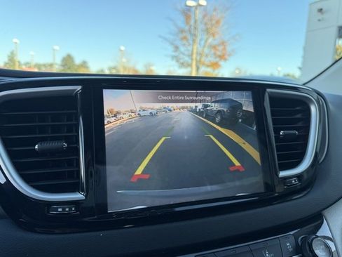 Used 2023 Chrysler Pacifica Touring-L image 18