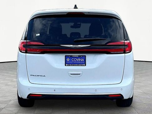 Used 2023 Chrysler Pacifica Touring-L image 5