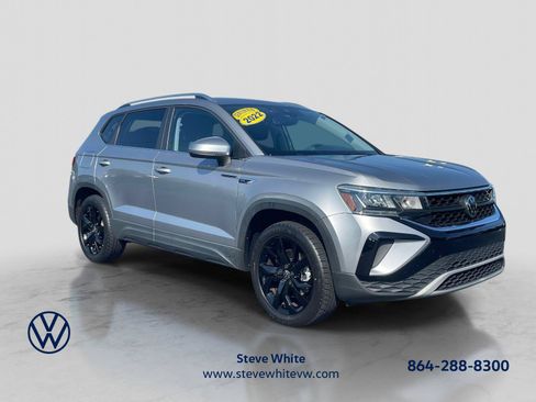 Used 2022 Volkswagen Taos SE FWD image 1