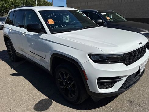 Used 2024 Jeep Grand Cherokee Altitude AWD/4WD image 2