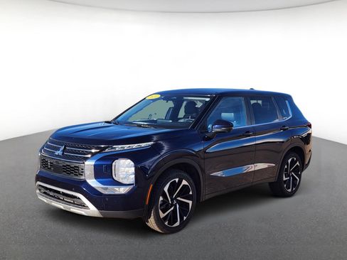 Used 2024 Mitsubishi Outlander SE image 2