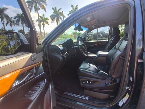 Used 2019 Cadillac Escalade ESV Luxury AWD/4WD image 4