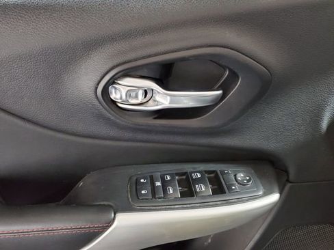 Used 2018 Jeep Cherokee Trailhawk image 23