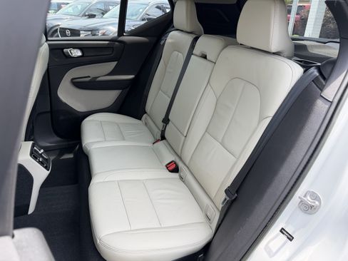 Used 2023 Volvo XC40 B4 Plus w/ Climate Package FWD image 32