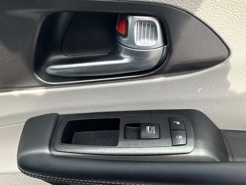 Used 2024 Chrysler Pacifica Touring-L FWD image 16