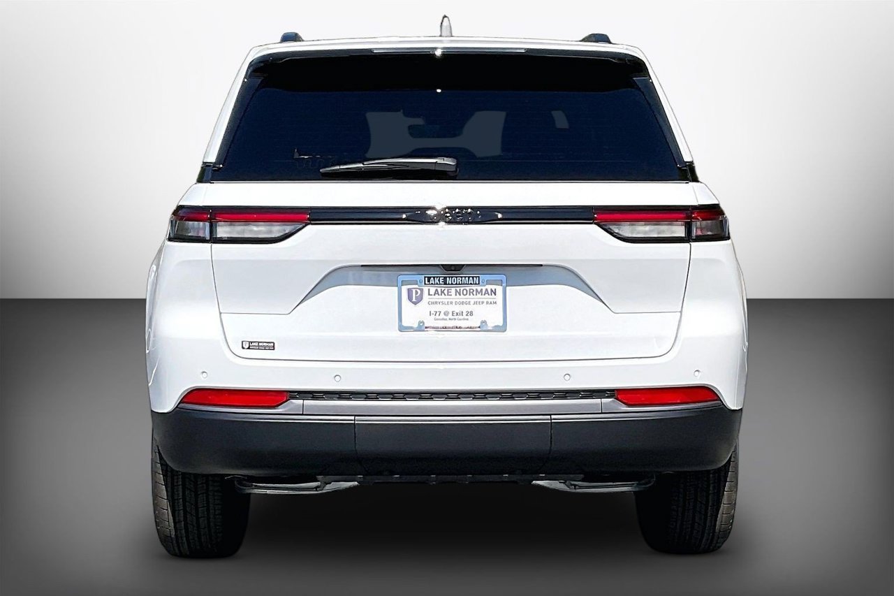 New 2027 Jeep Grand Cherokee Altitude RWD image 7