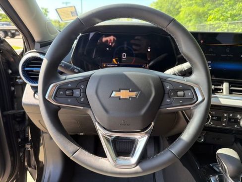 Used 2025 Chevrolet Trax LT w/ LT Convenience Package FWD image 17