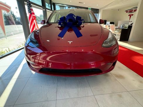 Used 2024 Tesla Model Y Long Range AWD/4WD image 2