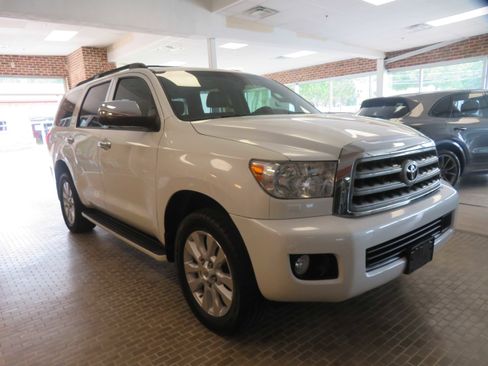 Used 2017 Toyota Sequoia Platinum RWD image 3