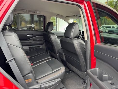 Used 2023 Nissan Pathfinder SL image 11