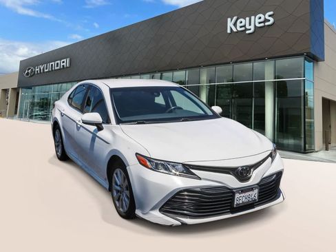 Used 2018 Toyota Camry LE FWD image 3