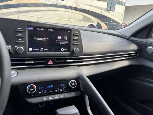 Used 2023 Hyundai Elantra SEL FWD image 13