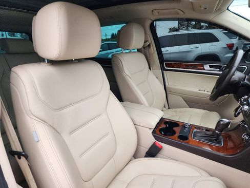 Used 2012 Volkswagen Touareg TDI image 31