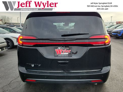 New 2026 Chrysler Pacifica Select w/ S Appearance Package FWD image 4