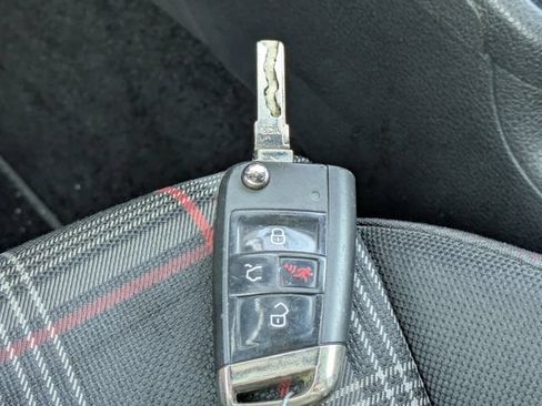 Used 2018 Volkswagen Golf 4-Door FWD image 27