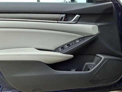 Used 2018 Honda Accord EX image 11