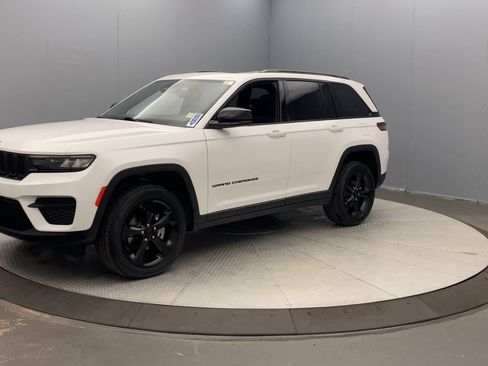 Used 2023 Jeep Grand Cherokee Altitude AWD/4WD image 9