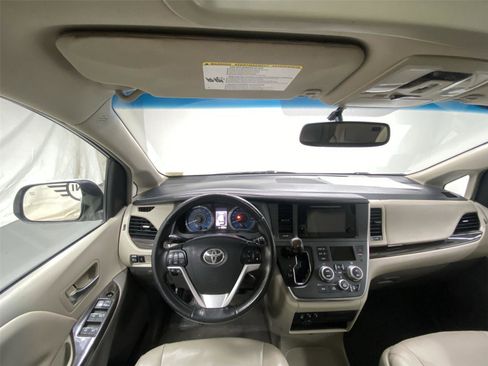 Used 2017 Toyota Sienna XLE FWD image 31