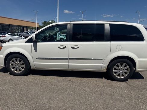 Used 2013 Chrysler Town & Country Touring FWD image 6