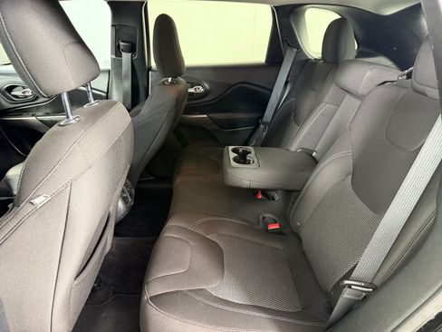 Used 2019 Jeep Cherokee Latitude w/ Popular Appearance Group FWD image 18