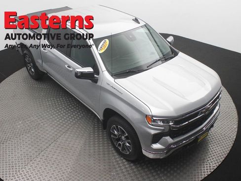 Used 2022 Chevrolet Silverado 1500 LT AWD/4WD image 3